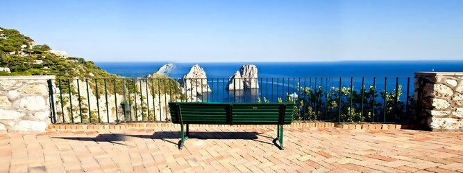 Trip Yoga Feriendestination - Capri ist eine blühende Insel mit weißen Gebäuden, die einen schönen Kontrast zum tiefen Blau des Meeres bilden. Die durchschnittlichen Frühlings- und Herbsttemperaturen liegen bei etwa 14°-16°C, die besten Reisemonate sind April, Mai, Juni, September und Oktober. Auch in den Wintermonaten sorgt das milde Klima für Wohlbefinden und eine üppige Vegetation. Die beliebtesten Orte für Capri Ferien, locken mit besten Angebote für Hotels und Ferienunterkünfte mit Werbeaktionen, Rabatten, Sonderangebote für Capri Urlaub buchen.