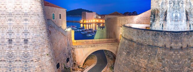 Trip Yoga Stadt Urlaub - Dubrovnik - Einen Wahnsinns Panoramablick hat man von Dubrovniks Hausberg Srd. Empor geht’s ganz easy und entspannt, minutenschnell mit der Luftseilbahn. Für begeisterte GOT-Fans empfiehlt sich die speziell geführte Game-of-Thrones-Tour zu den bekanntesten Drehorten und Schauplätzen der erfolgreichen Kultserie, der Eiserne Thron ist auf der kleinen idyllischen Insel Lokrum zu bestaunen. Die beliebtesten Orte für Dubrovnik Ferien, locken mit besten Angebote für Hotels und Ferienunterkünfte mit Werbeaktionen, Rabatten, Sonderangebote für Dubrovnik Urlaub buchen. Reisedaten eingeben und Hotel Flug Mietwagen Attraktionen Taxis für eine Dubrovnik Reise flexibel buchen. Sollten sich die Pläne ändern, sind viele der Unterkünfte und Zimmer in Dubrovnik kostenfrei stornierbar.