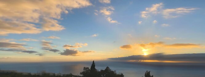 Trip Yoga Reiseideen Pauschalreise - La Palma macht ihrem Beinamen, die Schöne, alle Ehre. Das Kleinod im Atlantik erstrahlt in sattem Grün, verziert mit hübschen landestypischen Villen in den weit gestreuten Dörfern, eingerahmt von weichen Wellen des dunkelblauen atlantischen Ozeans, am Himmel ziehen malerische Formationen, bauschiger weißer Schäfchenwolken. Eine Bilderbuchidylle zum Verlieben. Die beliebtesten Orte für La Palma Ferien, locken mit besten Angebote für Hotels und Ferienunterkünfte mit Werbeaktionen, Rabatten, Sonderangebote für La Palma Urlaub buchen. Reisedaten eingeben und Hotel Flug Mietwagen Attraktionen Taxis für eine La Palma Reise flexibel buchen. Sollten sich die Pläne ändern, sind viele der Unterkünfte und Zimmer auf La Palma kostenfrei stornierbar.