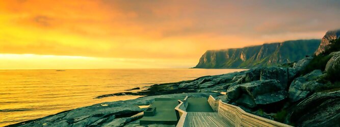 Trip Yoga Reiseideen Pauschalreise - Norwegen – Schwindelfrei auf Preikestolen – die spektakuläre Felskanzel erhebt sich als steile Plateauklippe über dem Lysefjord. Die Aussicht über den Fjord ist atemberaubend, schwindelfrei sein ist Voraussetzung. Es lohnt sich auf jeden Fall, schon mitten in der Nacht aufzustehen, um den magischen Moment des überwältigend schönen Sonnenaufgangs mitzuerleben, grandios wie sich die ersten Sonnenstrahlen in den steilen Felswänden verfangen und die Bergmauern zum Leuchten bringen. Dieser Augenblick inspiriert zur Demut und Dankbarkeit. Die beliebtesten Orte für Ferien in Norwegen, locken mit besten Angebote für Hotels und Ferienunterkünfte mit Werbeaktionen, Rabatten, Sonderangebote für Norwegen Urlaub buchen.