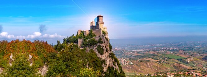 Trip Yoga Reiseideen Pauschalreise - San Marino – Hol ihn dir – den heißbegehrten Einreise-Stempel von San Marino. Nimm deinen Reisepass, besuche die örtliche Tourismusbehörde, hier wird die kleine Trophäe in dein Reisedokument gestempelt, es sieht gut aus und ist eine supertolle Urlaubserinnerung. Dieses neue Trendy-Reiselust-Souvenir passt ausgezeichnet zu den anderen außergewöhnlichen Stempeln deiner vergangenen Reisen. San Marino ist ein sehr interessanter Zwergstaat, eine Enklave, vollständig von Italien umgeben, eine der ältesten bestehenden Republiken und eines der reichsten Länder der Welt. Die beliebtesten Orte für Ferien in San Marino, locken mit besten Angebote für Hotels und Ferienunterkünfte mit Werbeaktionen, Rabatten, Sonderangebote für San Marino Urlaub buchen.